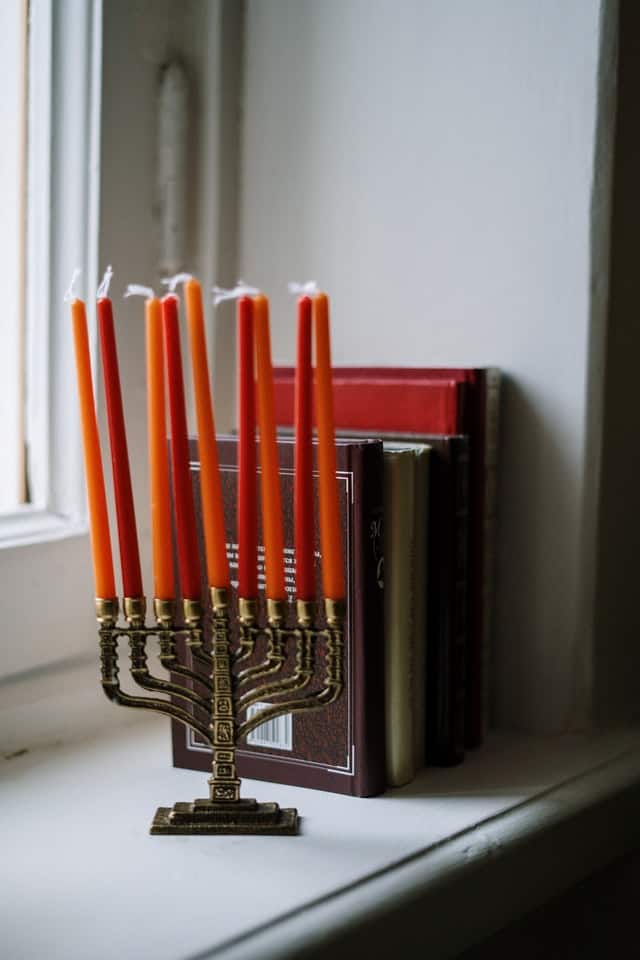 חנוכיה עם 8 נורות שעווה אדומים